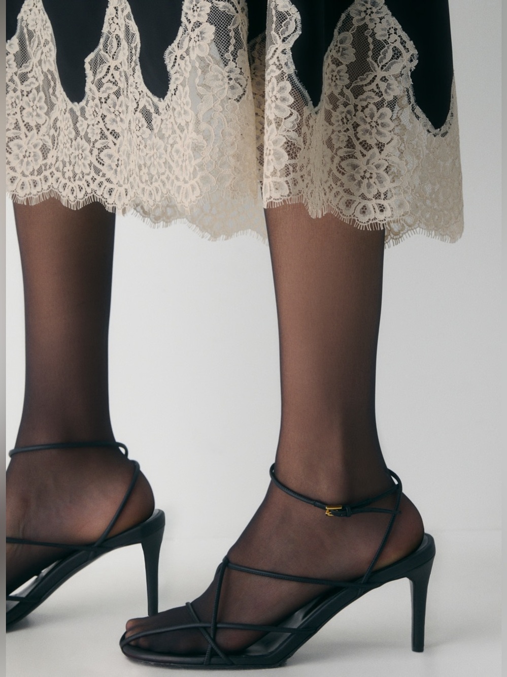 Aritzia Henrietta Satin Skirt w Black Lace Hem M - Picture 5 of 8